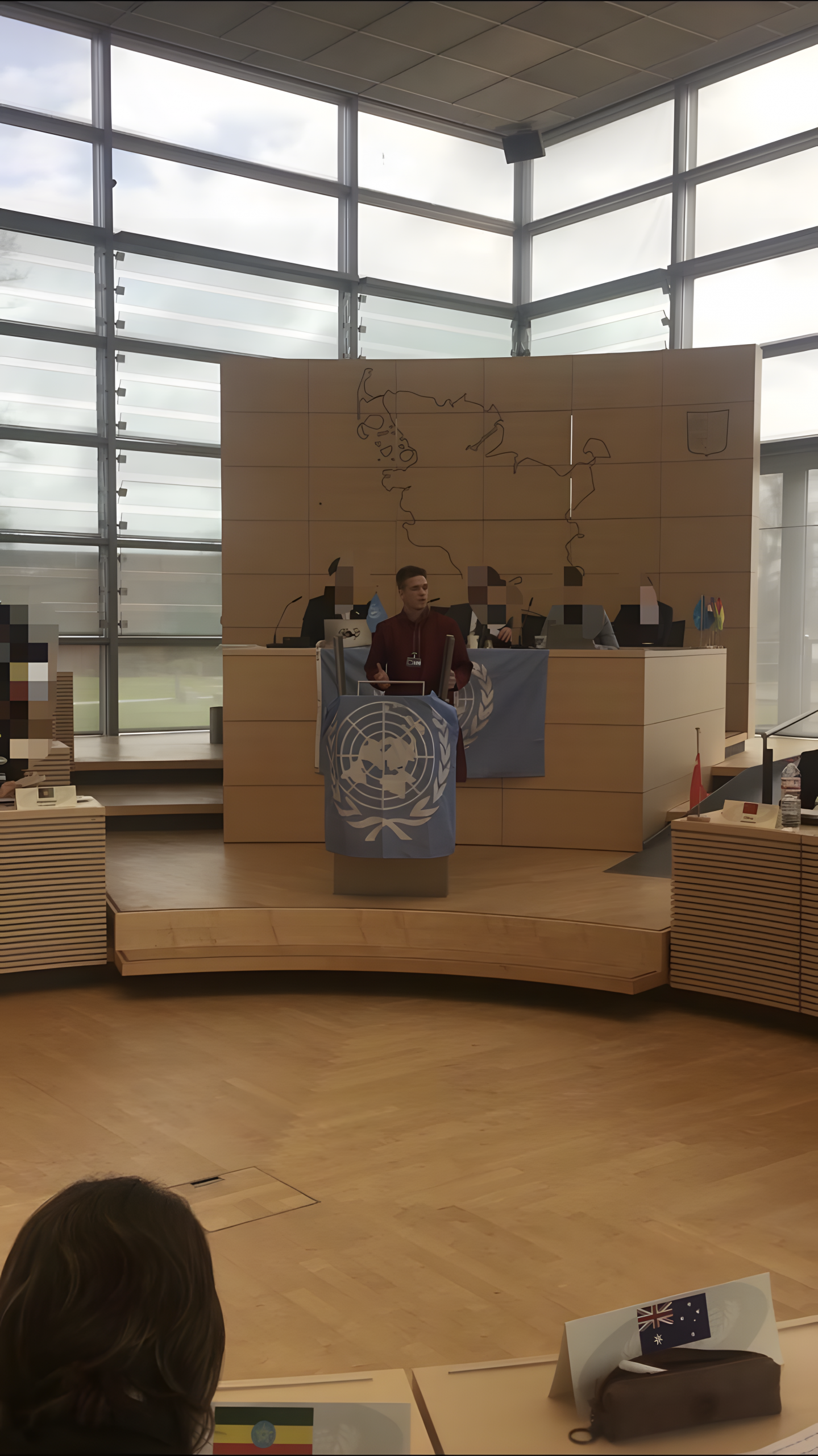 Rede am Rednerpult in der Generalversammlung während der Model United Nations Konferenz.