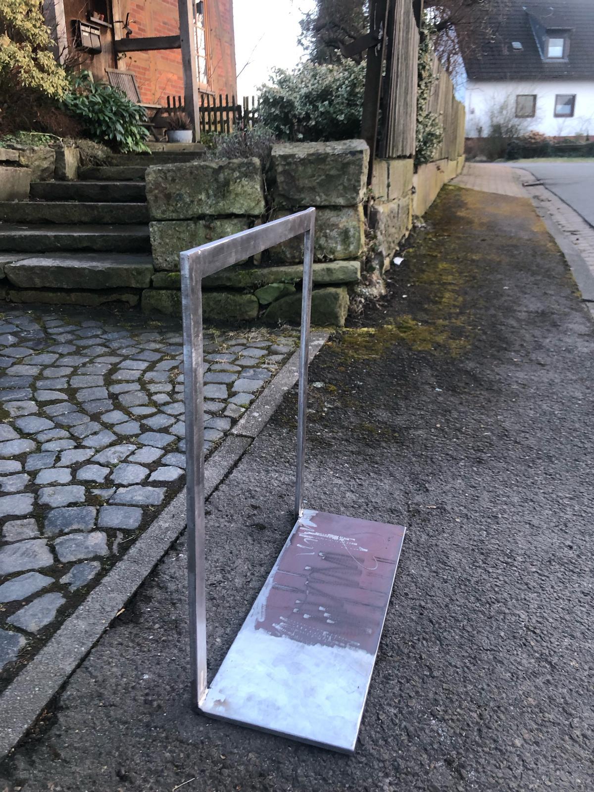 Prototyp des Stahlgestells mit aufliegenden Matratzenmodulen.