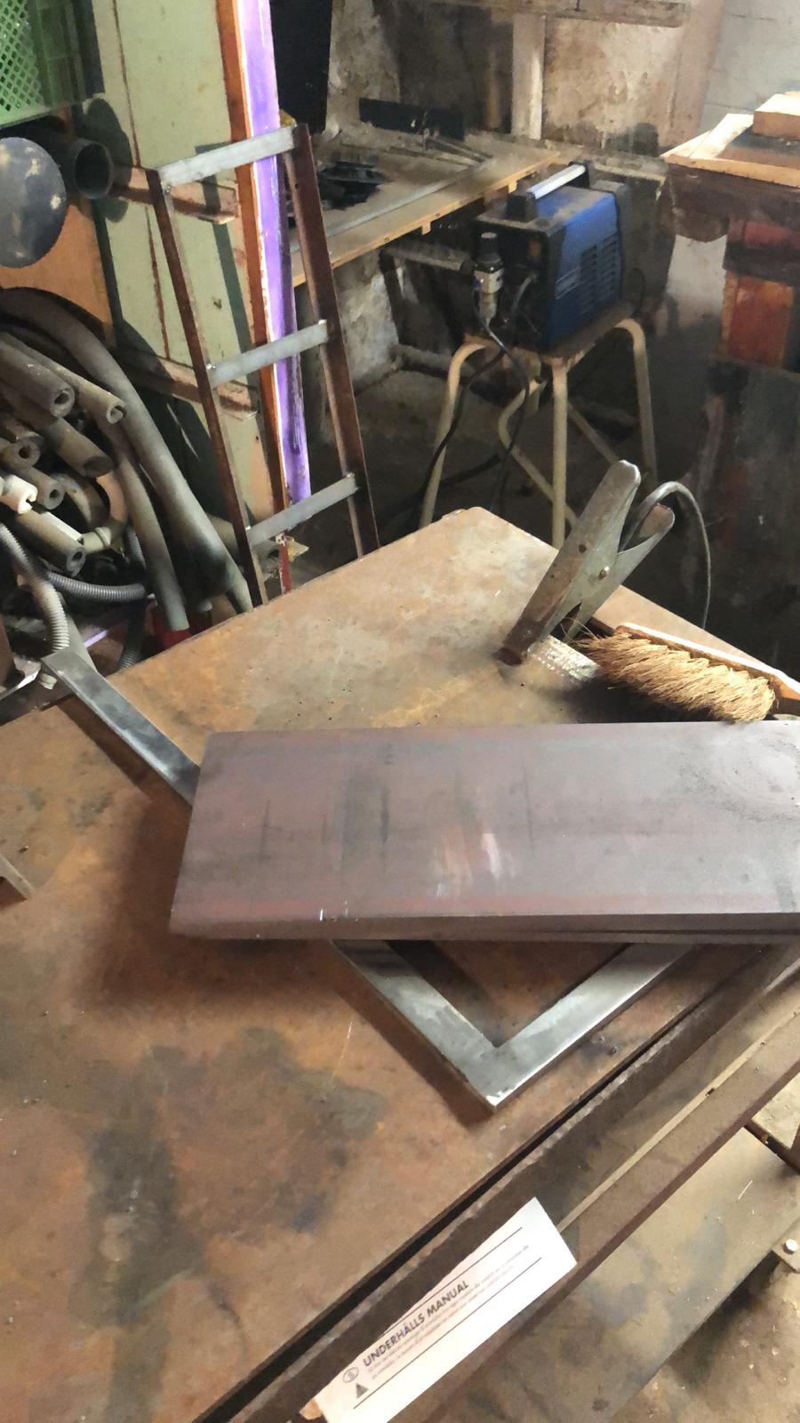 Schweißarbeiten am Stahlgestell des Sofas.