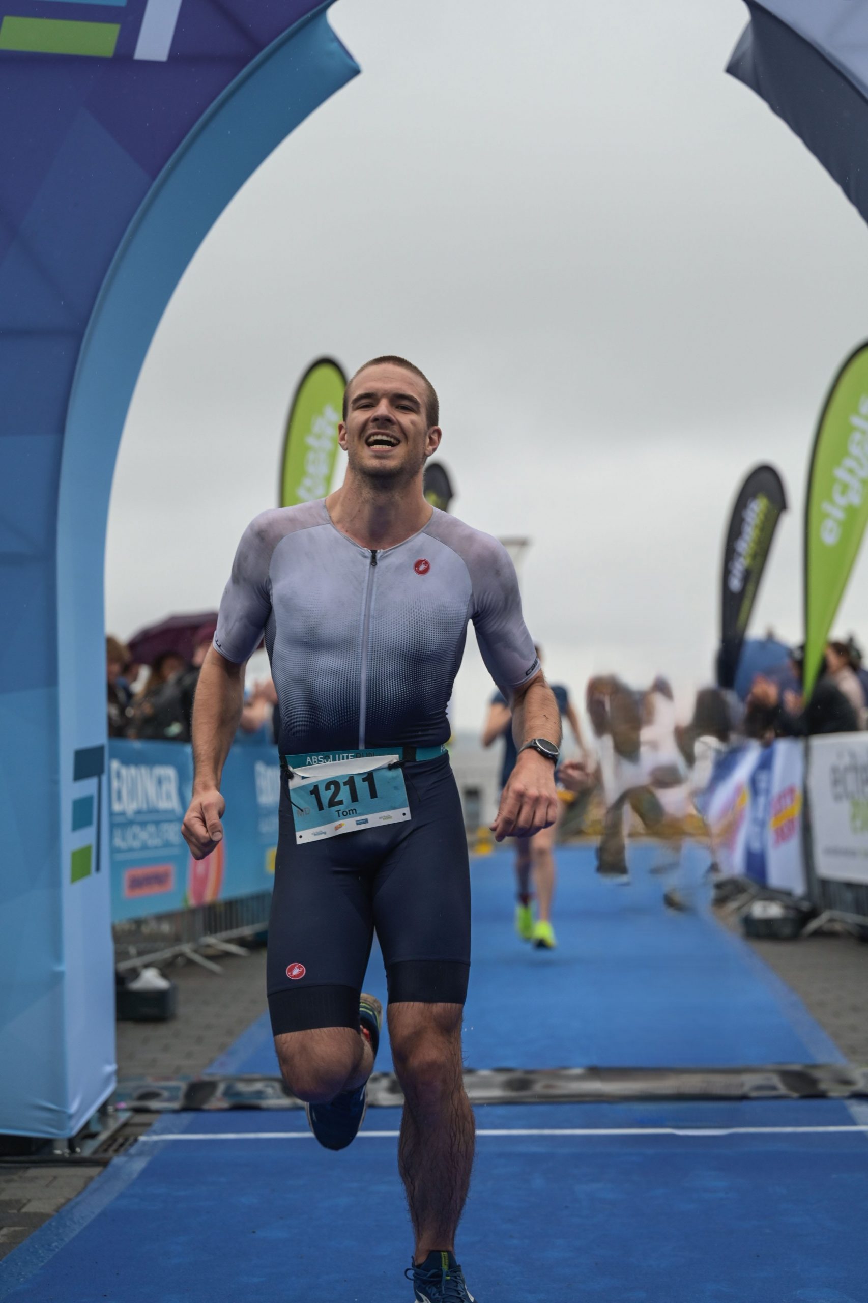 Zieleinlauf bei der Triathlon-Mitteldistanz mit Zielbogen.